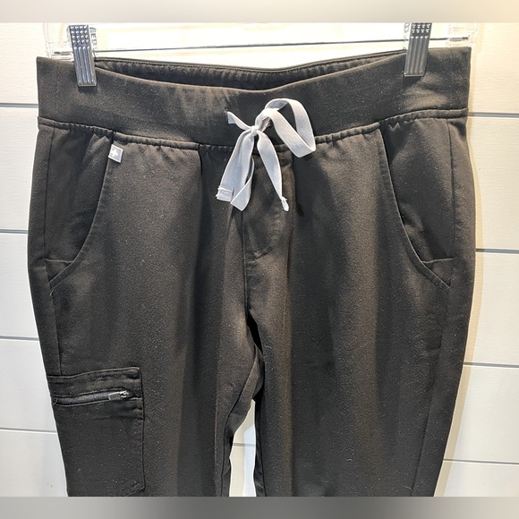 Women’s FIGS black scrub set - Picture 5 of 6